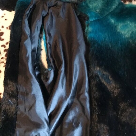 Cejon Turquoise and Black Faux Fur Vest - Picture 5 of 7